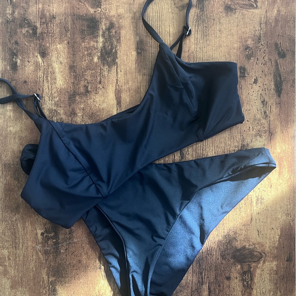 Dippin’ Daisys Medium Black Bikini Set